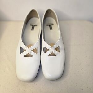 Trotter Women's Ballerina Flats Size 7.5 White Slip Ons